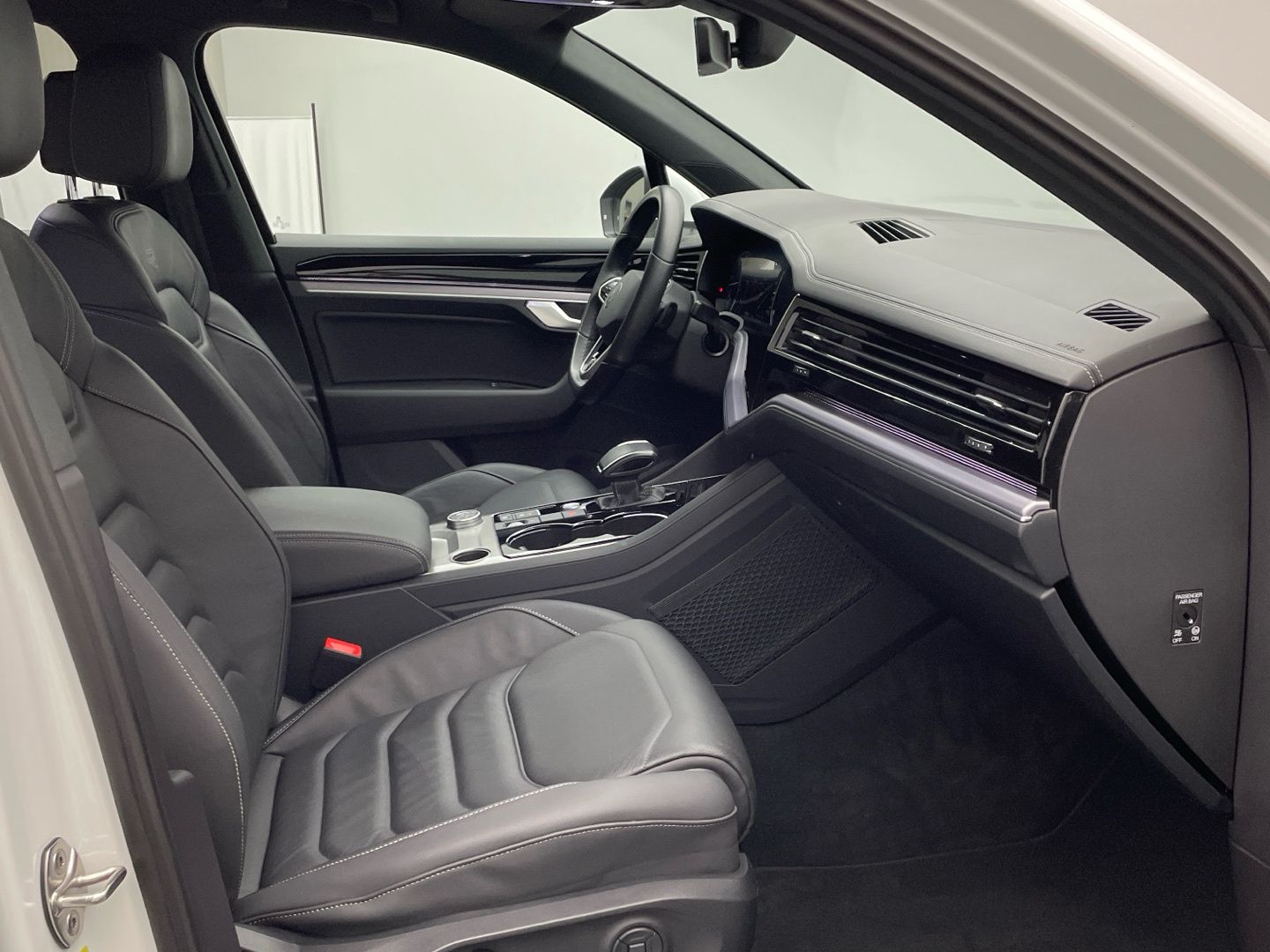 Volkswagen Touareg R-Line 3.0TDI V6 4Motion - Samsaru's Car Outlet