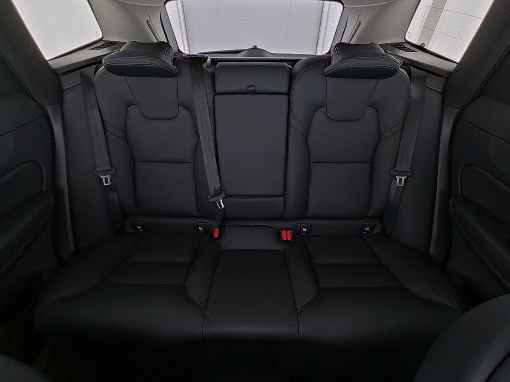 Volvo XC60 B5 B AWD Plus Dark FACEL. ACC AHK PANO 360°