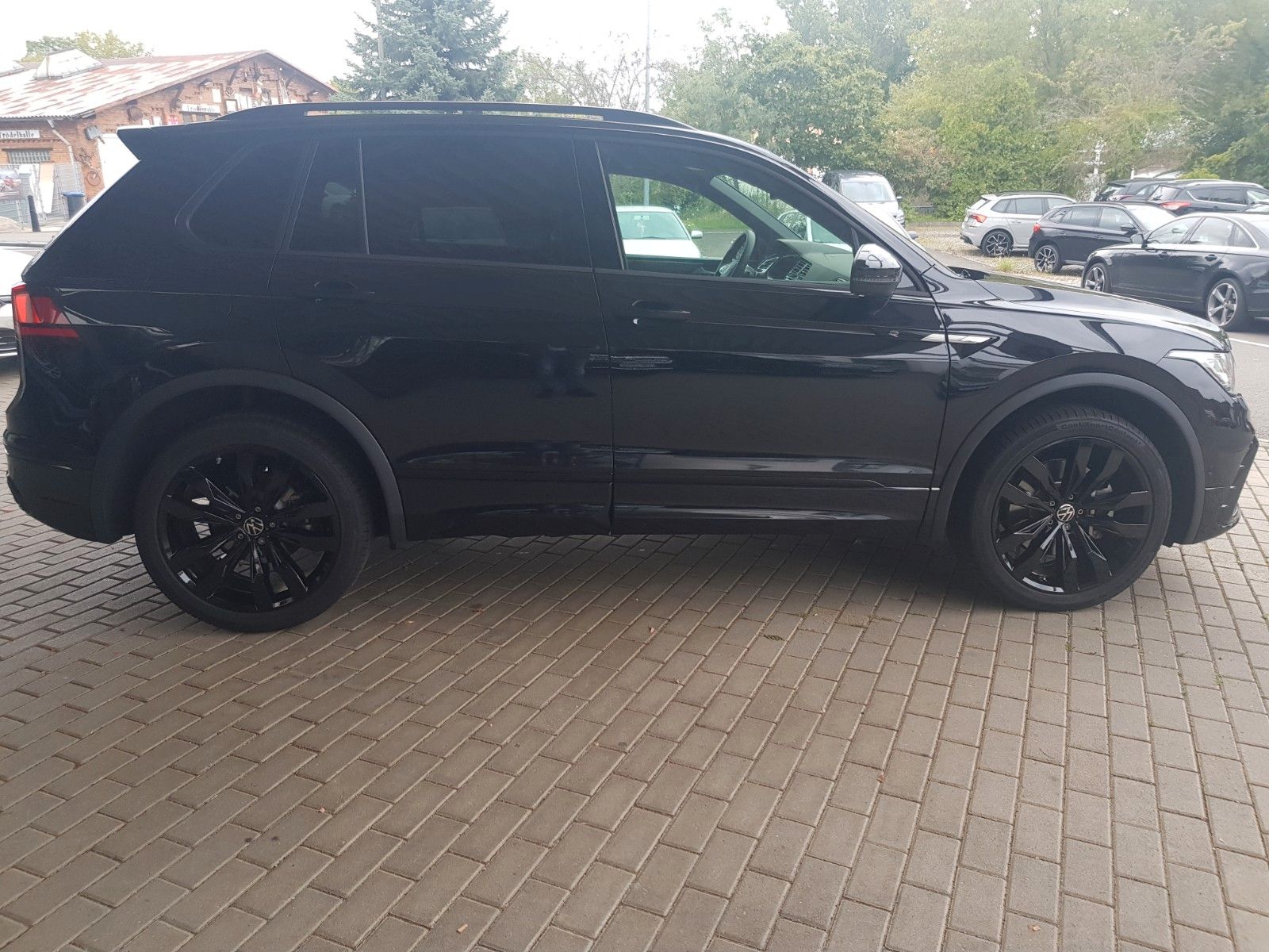 Volkswagen Tiguan 2.0 TDI SCR 4MOTION R-Line - Samsaru's Car Outlet