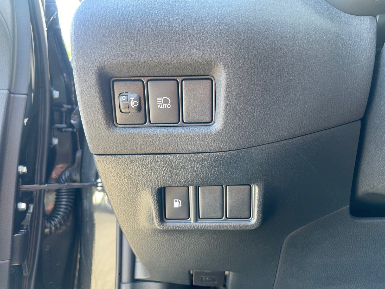 Toyota C-HR 1.8-l-Hybrid 5-Flow - Samsaru's Car Outlet