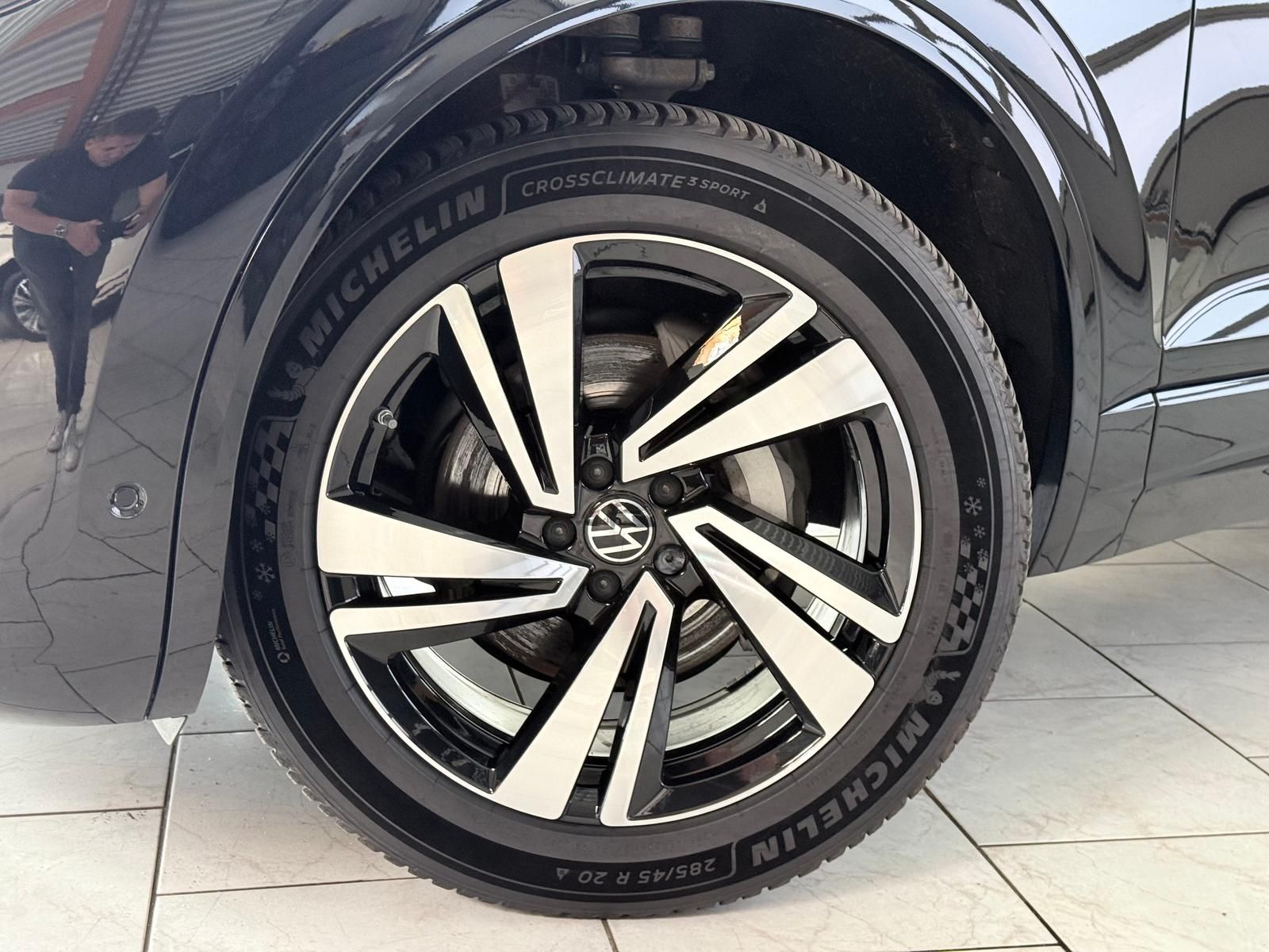 Volkswagen Touareg R-Line-Pano/ACC/AHK/360/Dynaudio/Massage