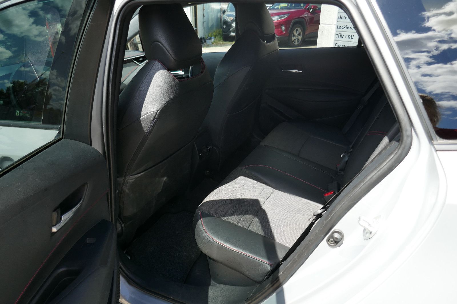 Toyota Corolla 2.0 Hybrid Lounge - Samsaru's Car Outlet