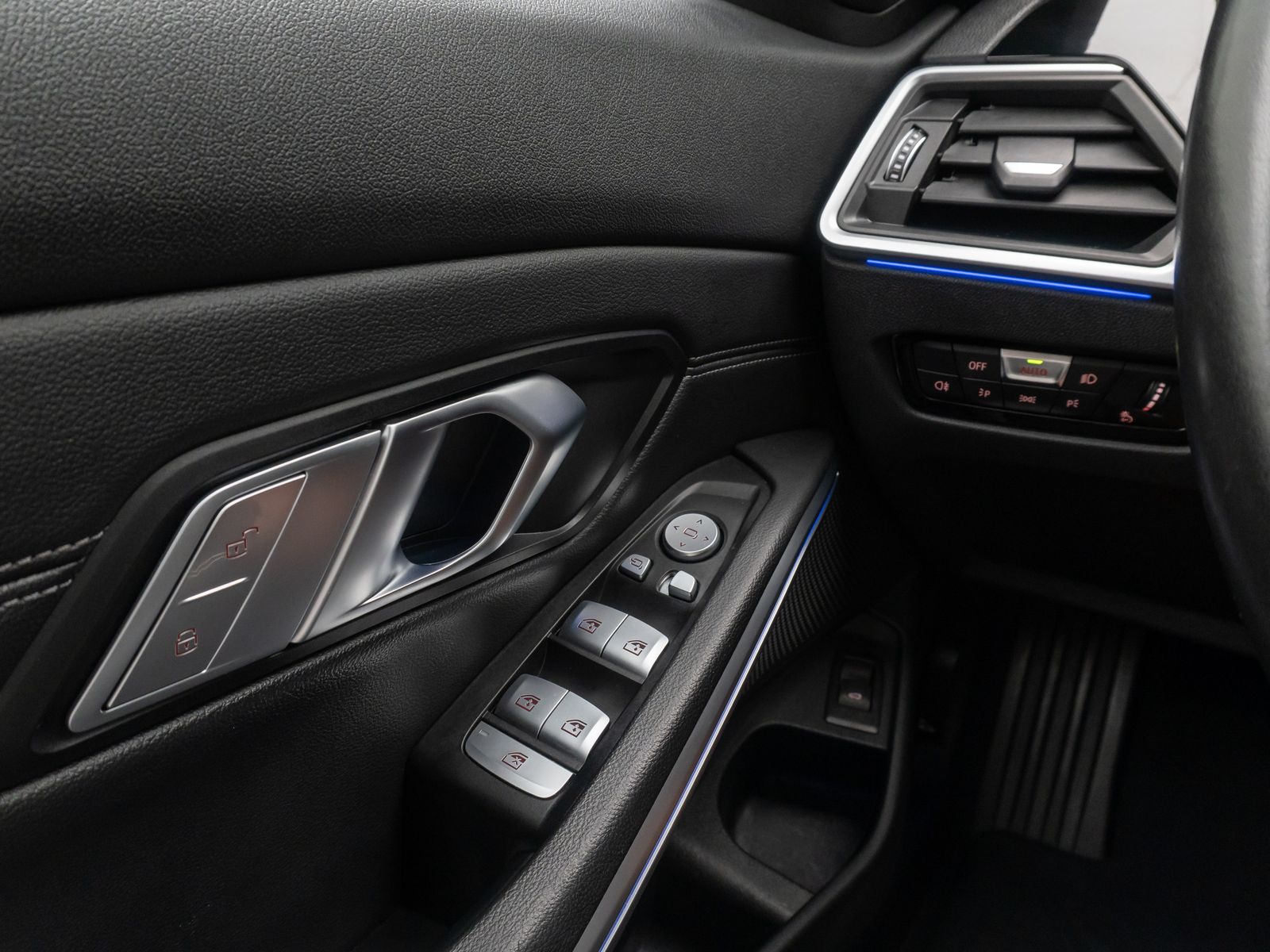 BMW 320i Sport Line - Samsaru's Car Outlet