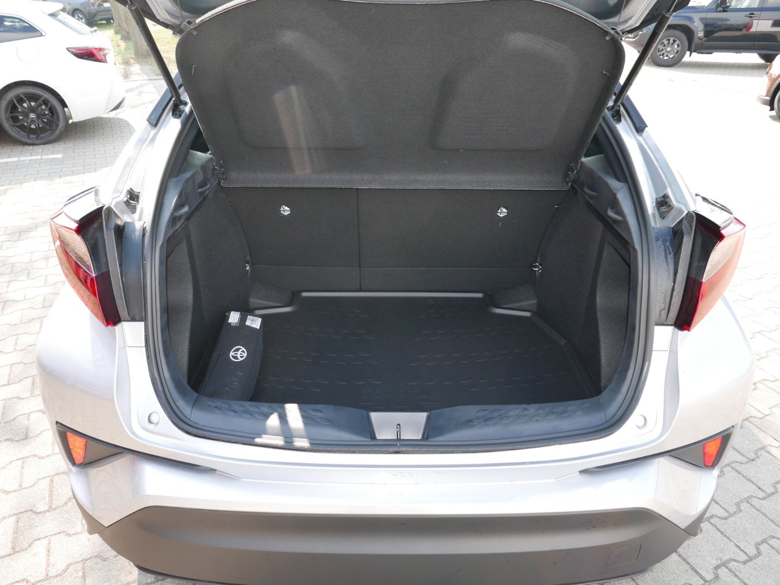 Toyota C-HR Hybrid Flow - Samsaru's Car Outlet