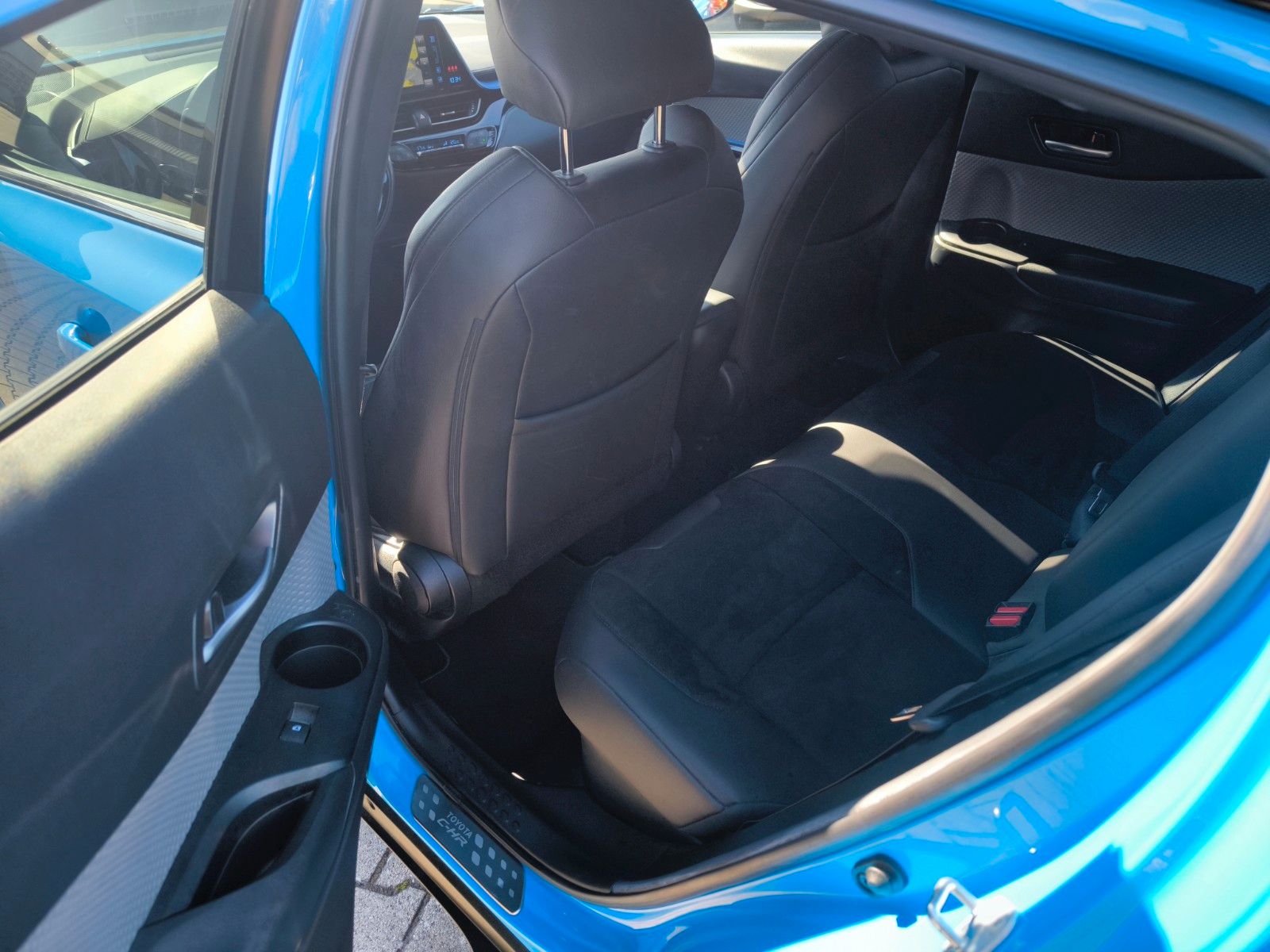 Toyota C-HR Hybrid Style Selection - Samsaru's Car Outlet
