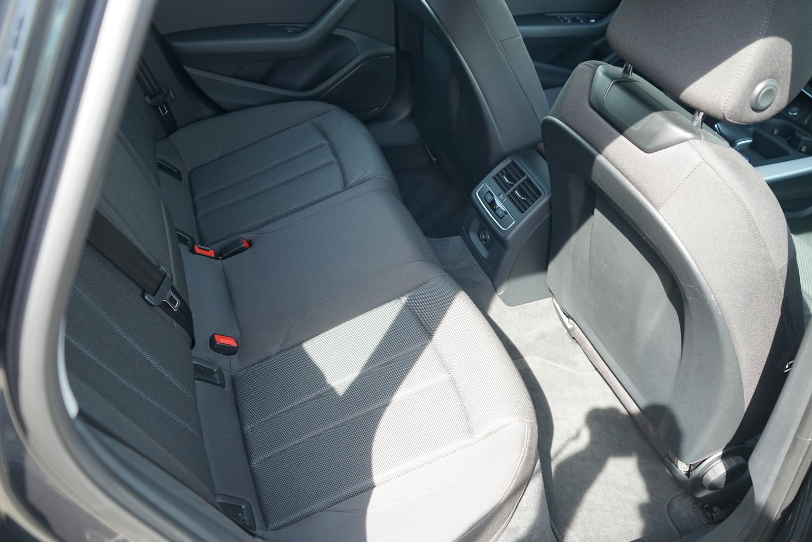 Audi A4 35 2.0 TDI Avant advanced - Samsaru's Car Outlet