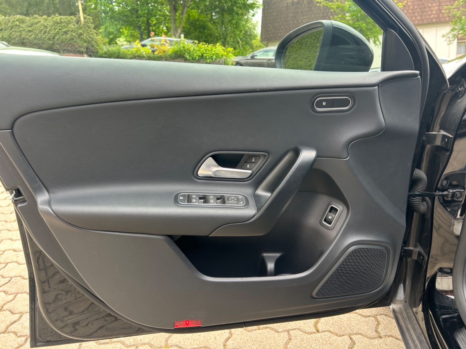 Mercedes-Benz A250e Business - Samsaru's Car Outlet
