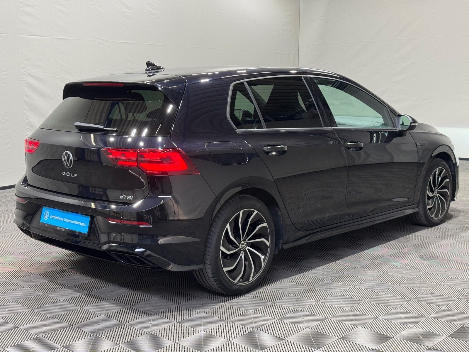Volkswagen Golf R-Line 1.5 eTSI DSG - Samsaru's Car Outlet