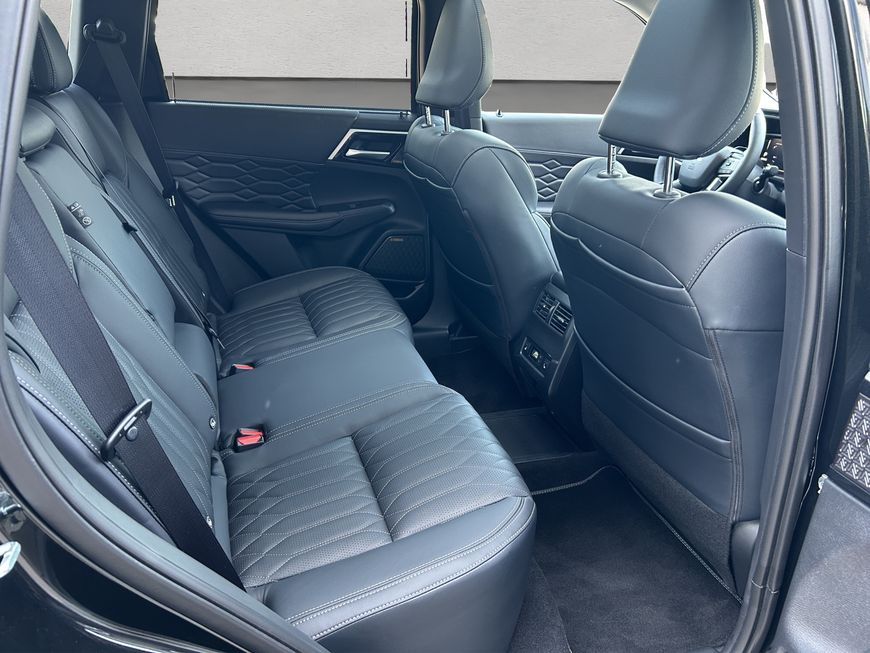 Mitsubishi Outlander 2.4 4WD Plug-In HYB TOP,360°Kam,Leder,