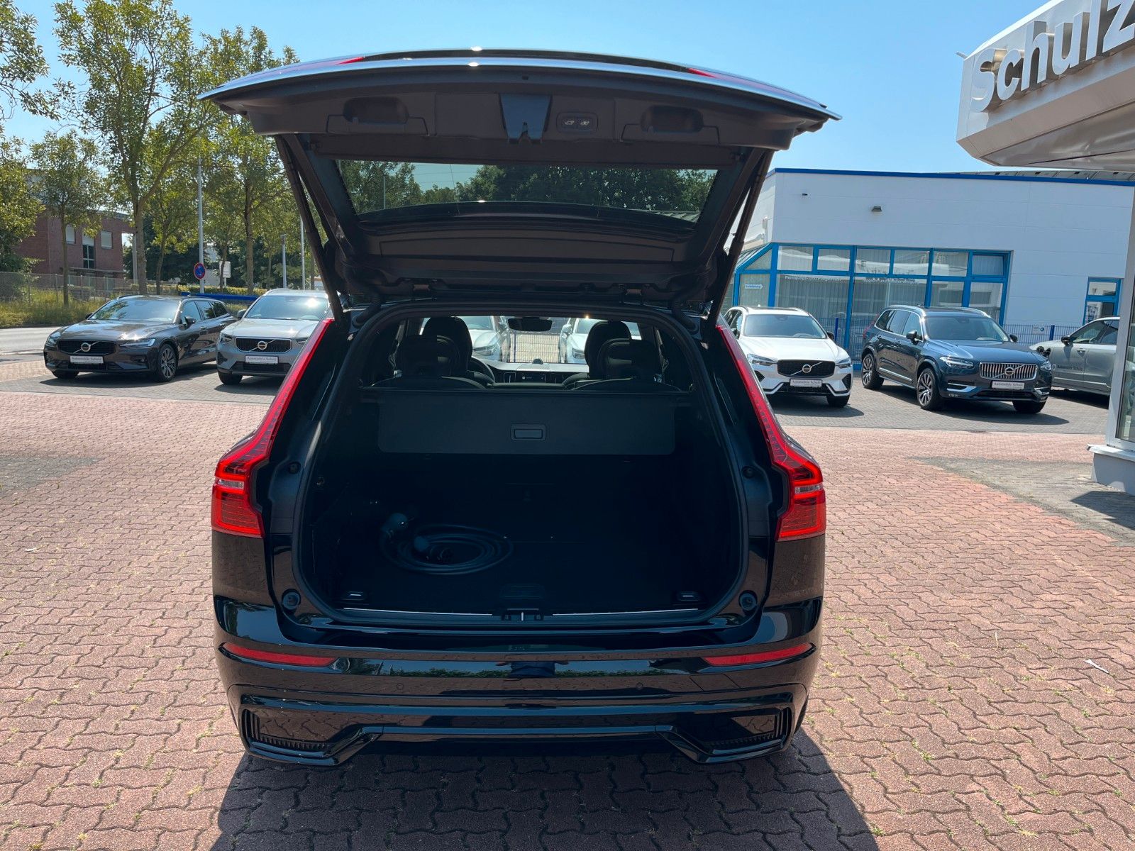 Volvo XC60 T6 Plug-in Hybrid ULTRA BLACK EDITION - Samsaru's Car Outlet