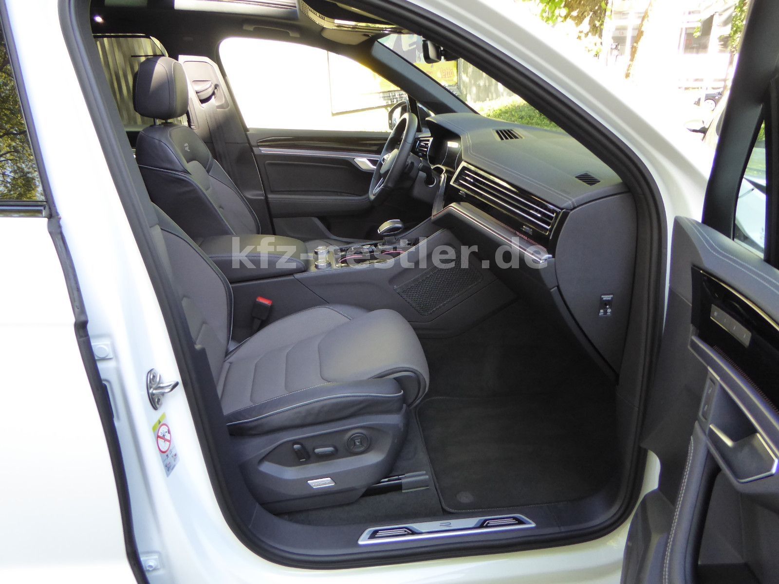 Volkswagen Touareg 3.0 TDI R-Line - Samsaru's Car Outlet