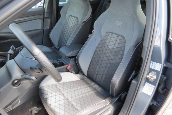 Volkswagen Golf VIII 2.0 TDI R-Line - Samsaru's Car Outlet
