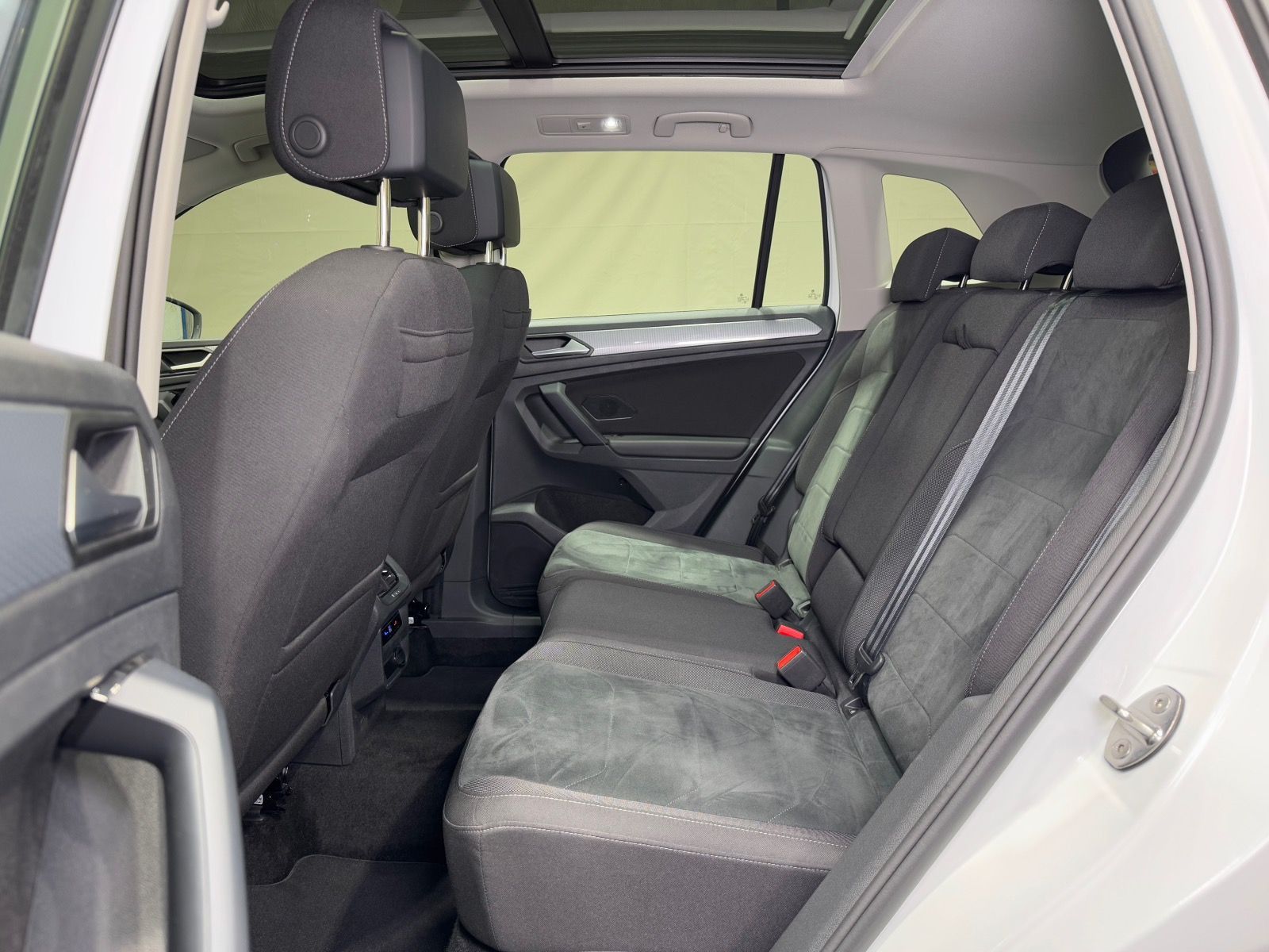 Volkswagen Tiguan Life 1.4 TSI eHybrid - Samsaru's Car Outlet