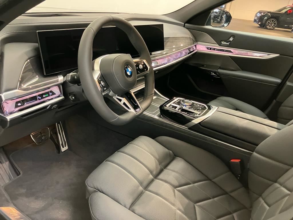 BMW 740d xDr M Sport Pro SkyLounge+TheatreScreen+AHK