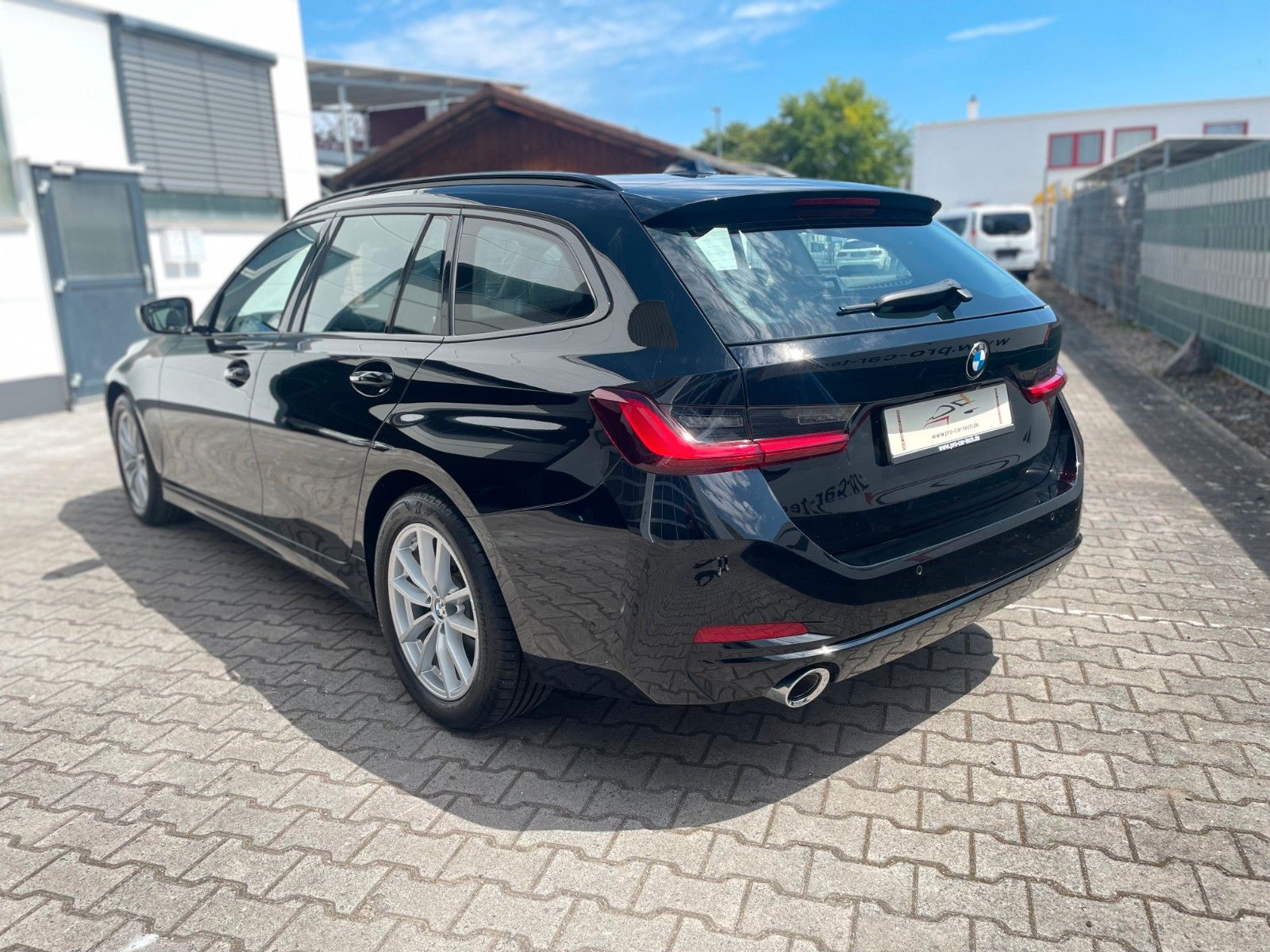 BMW 320d xDrive Touring - Samsaru's Car Outlet
