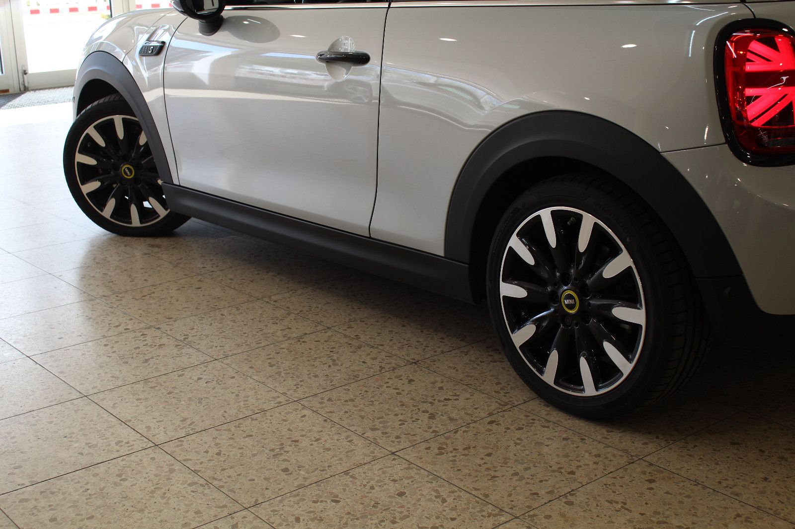 MINI COOPER SE Yours Trim Edition - Samsaru's Car Outlet