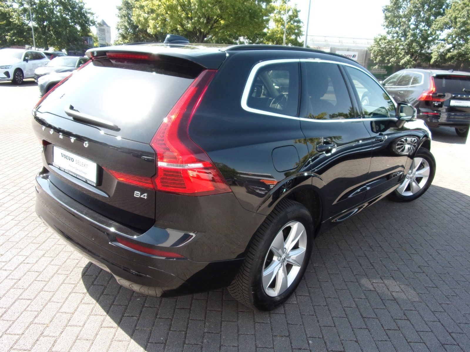 Volvo XC 60 B4 Core 2WD - Samsaru's Car Outlet