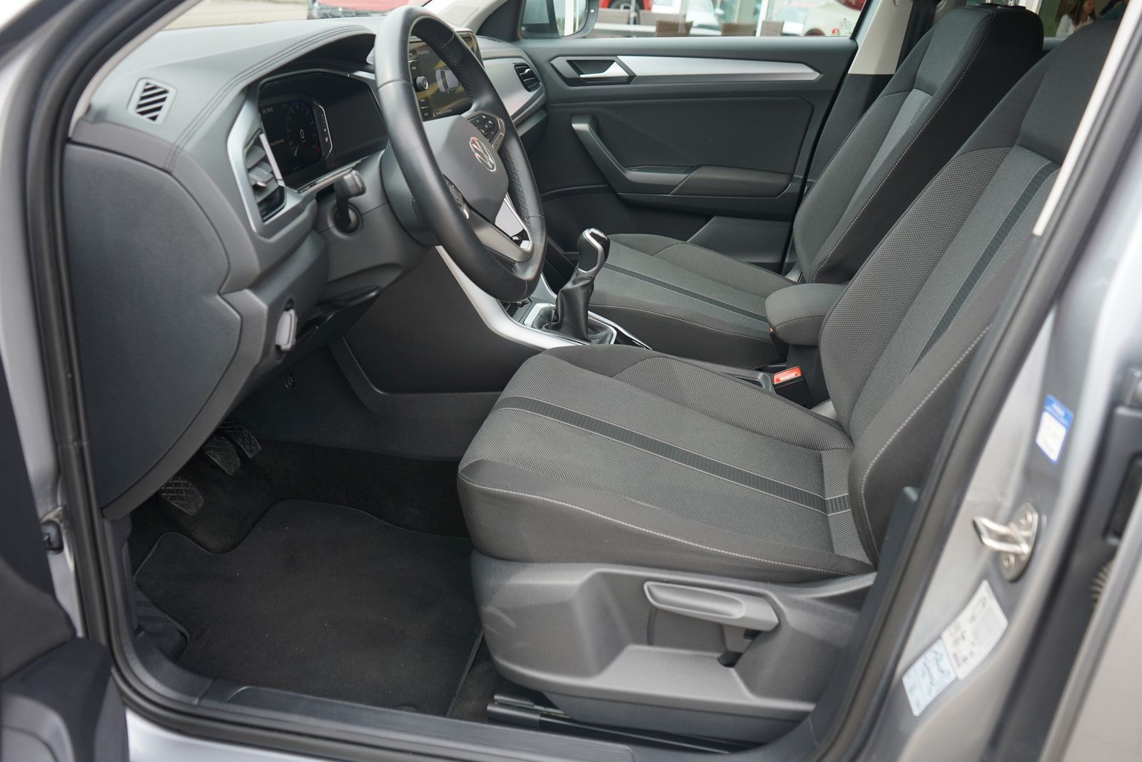 Volkswagen T-Roc 1.0 TSI Life - Samsaru's Car Outlet