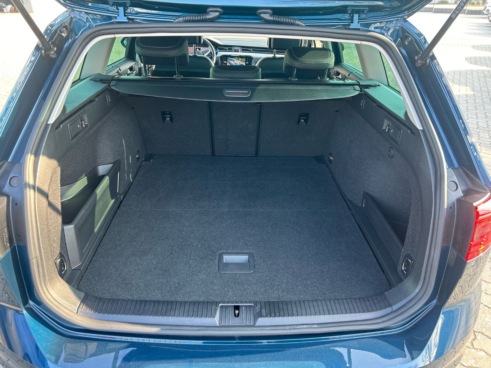 Volkswagen Passat Variant 2.0 TSI R-Line - Samsaru's Car Outlet