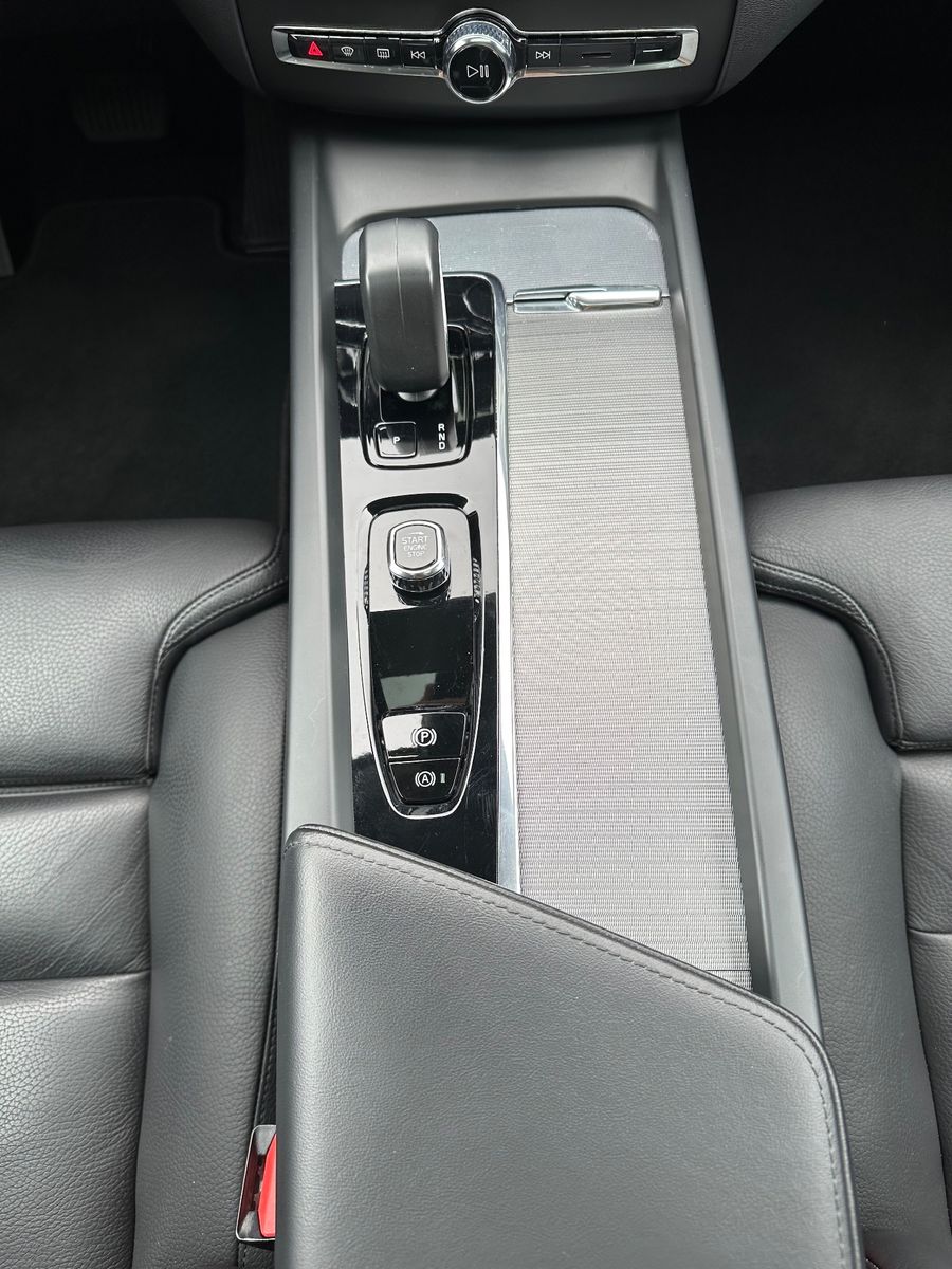 Volvo XC60 B5 AWD Ultimate Dark NAV+LED+PANO+AHK+STHZ