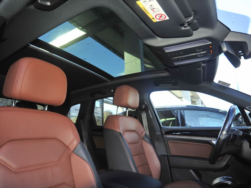 Volkswagen Touareg V6 eHybrid 4M Atmosphere - Samsaru's Car Outlet