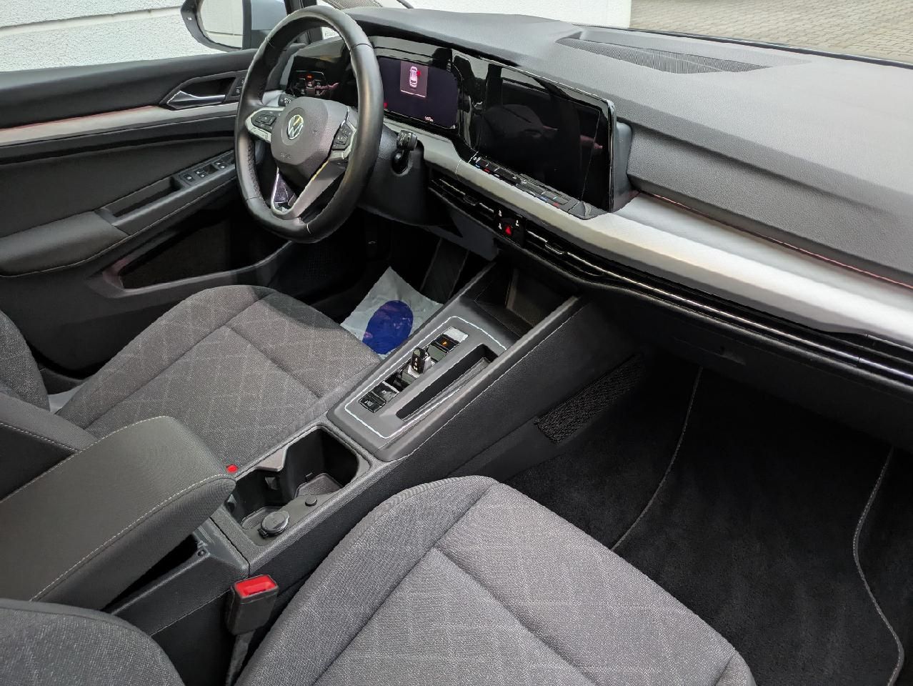 Volkswagen Golf VIII 2.0 TDI DSG Life - Samsaru's Car Outlet
