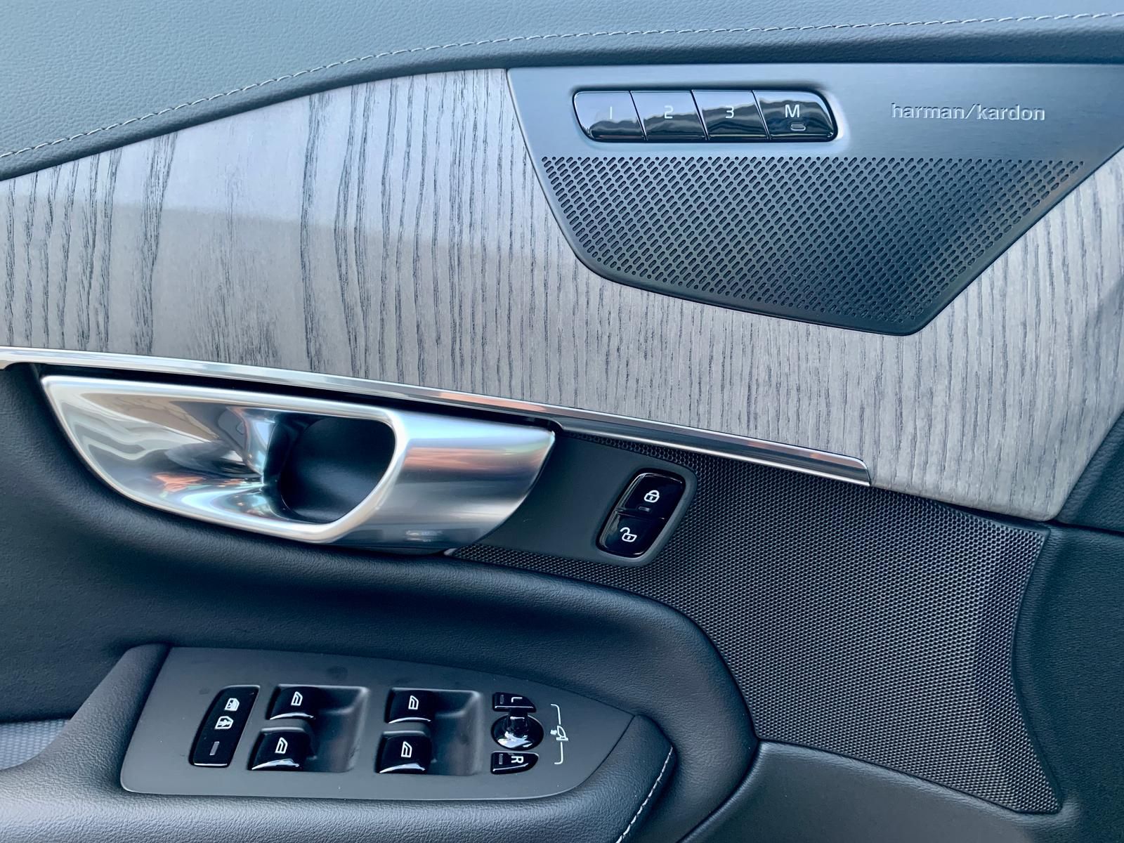 Volvo XC90 B5 AWD Plus Dark 360 AHK PANO STDHZ