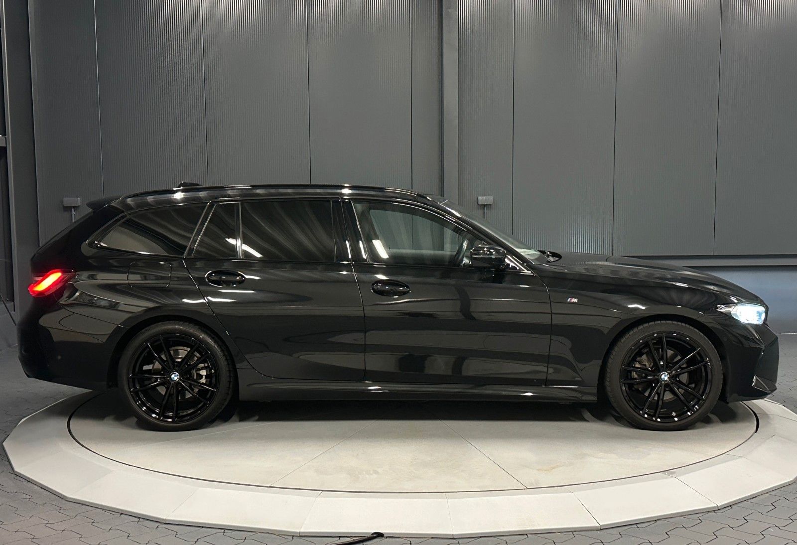 BMW 320d touring xDrive M-Sport Innovation - Samsaru's Car Outlet