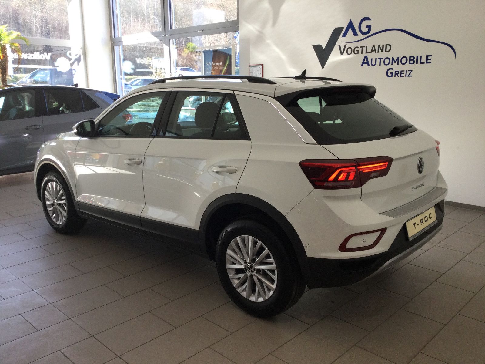 Volkswagen T-Roc Life - Samsaru's Car Outlet