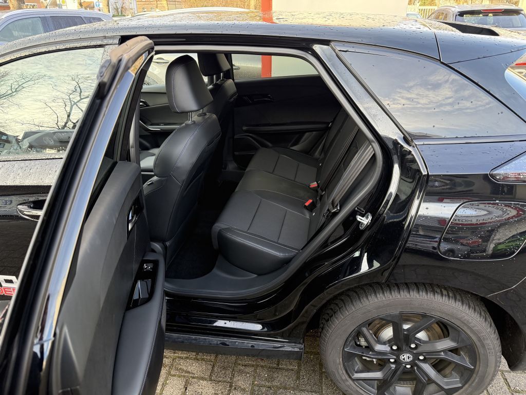 MG4 Luxury MY23 LRH/SHZ/AAC/KAMERAS/PDC/LED