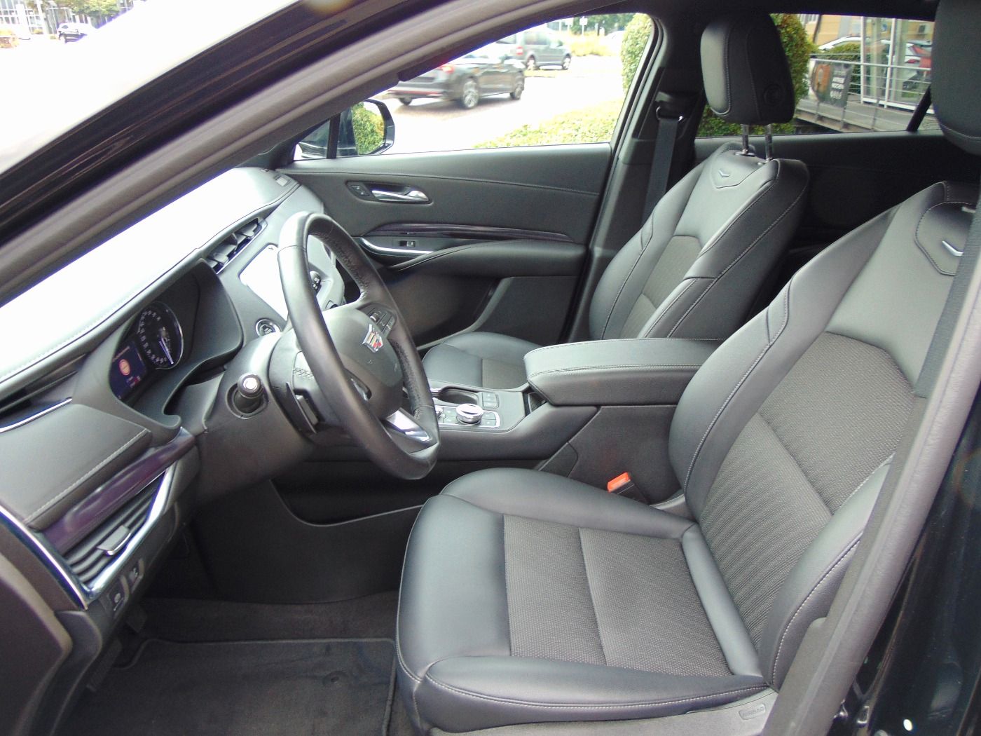 Cadillac XT4 350T Luxury Europamodell AHK schwenkbar Navi