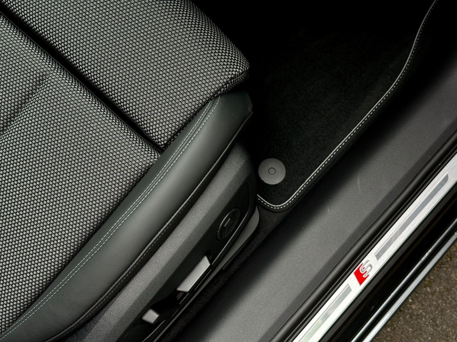 Audi A6 Avant 50 TFSI e S line quattro - Samsaru's Car Outlet