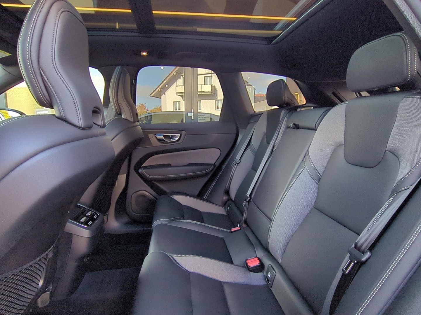 Volvo XC60 Ultimate Dark AWD HUD AHK Leder Digitales C