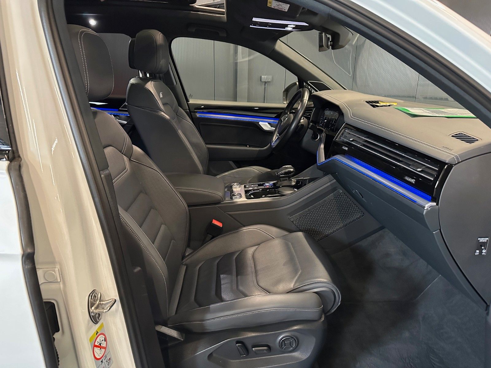 Volkswagen Touareg R-Line 4Motion Black - Samsaru's Car Outlet