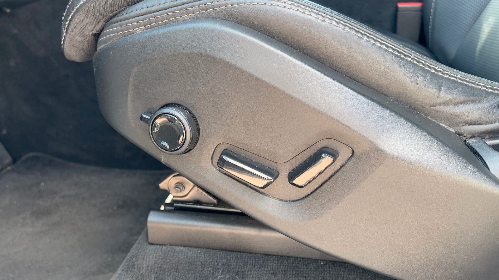 Volvo XC90 B5 D AWD Ultimate Dark*B&W*HUD*LUFT*AHK*ACC