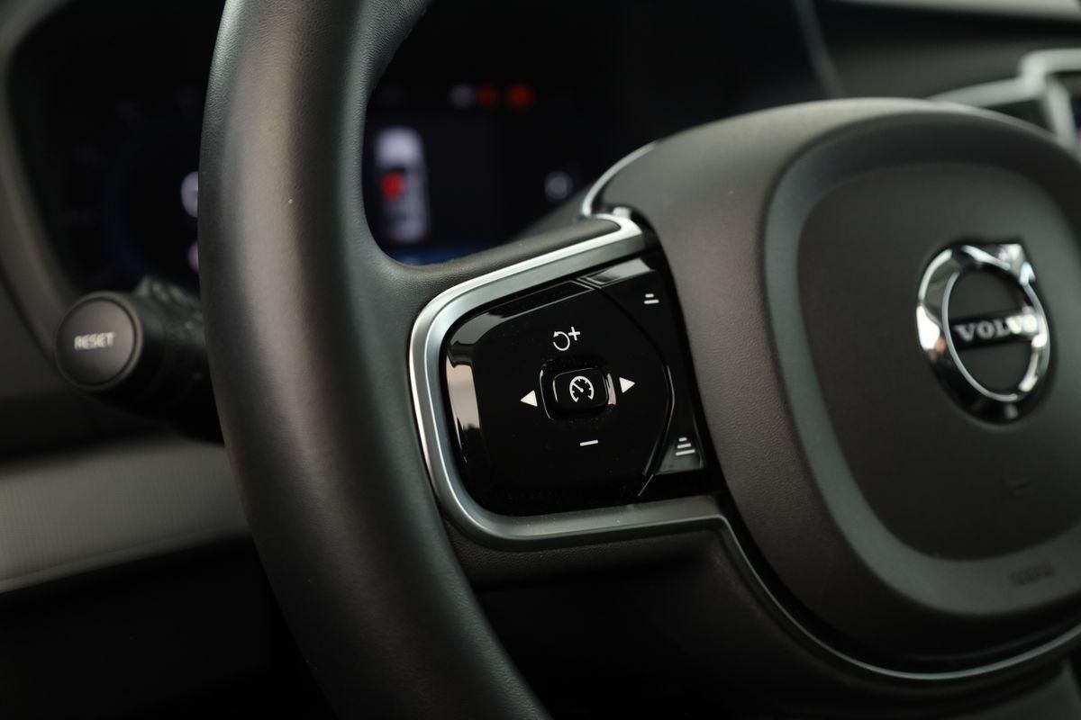 Volvo XC90 B5 AWD Core 7S LED Navi SHZ ACC Kam 20" AHK