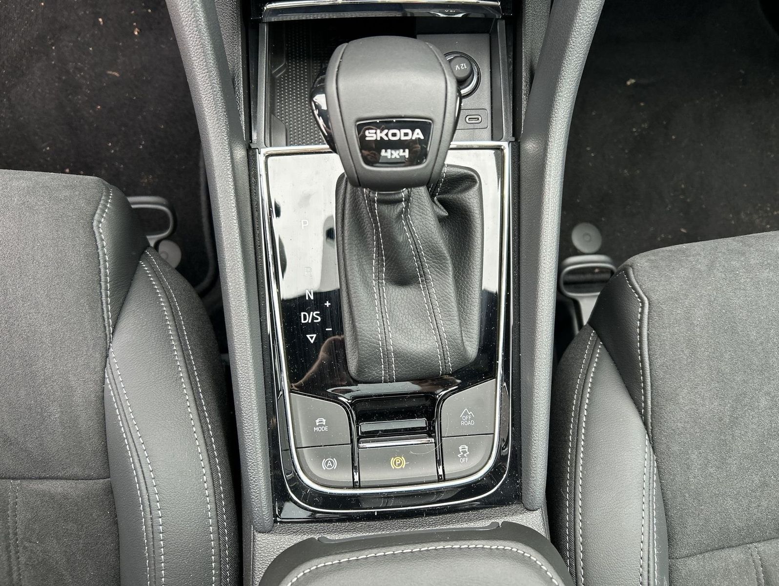 Skoda Karoq 2.0 TSI Sportline Pano Matrix ACC AHK LED