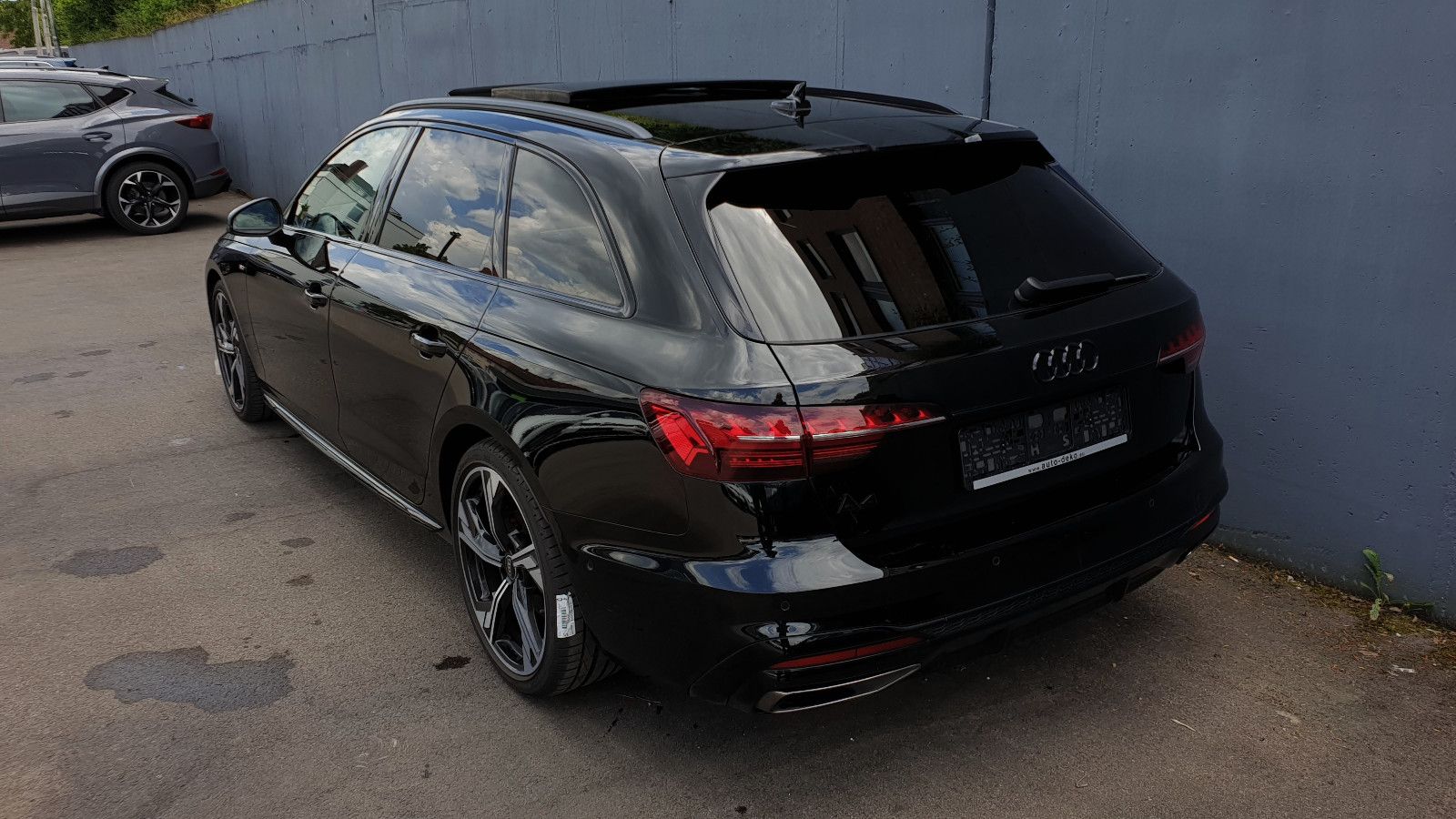 Audi A4 Avant 40 TFSI S tronic S Line - Samsaru's Car Outlet