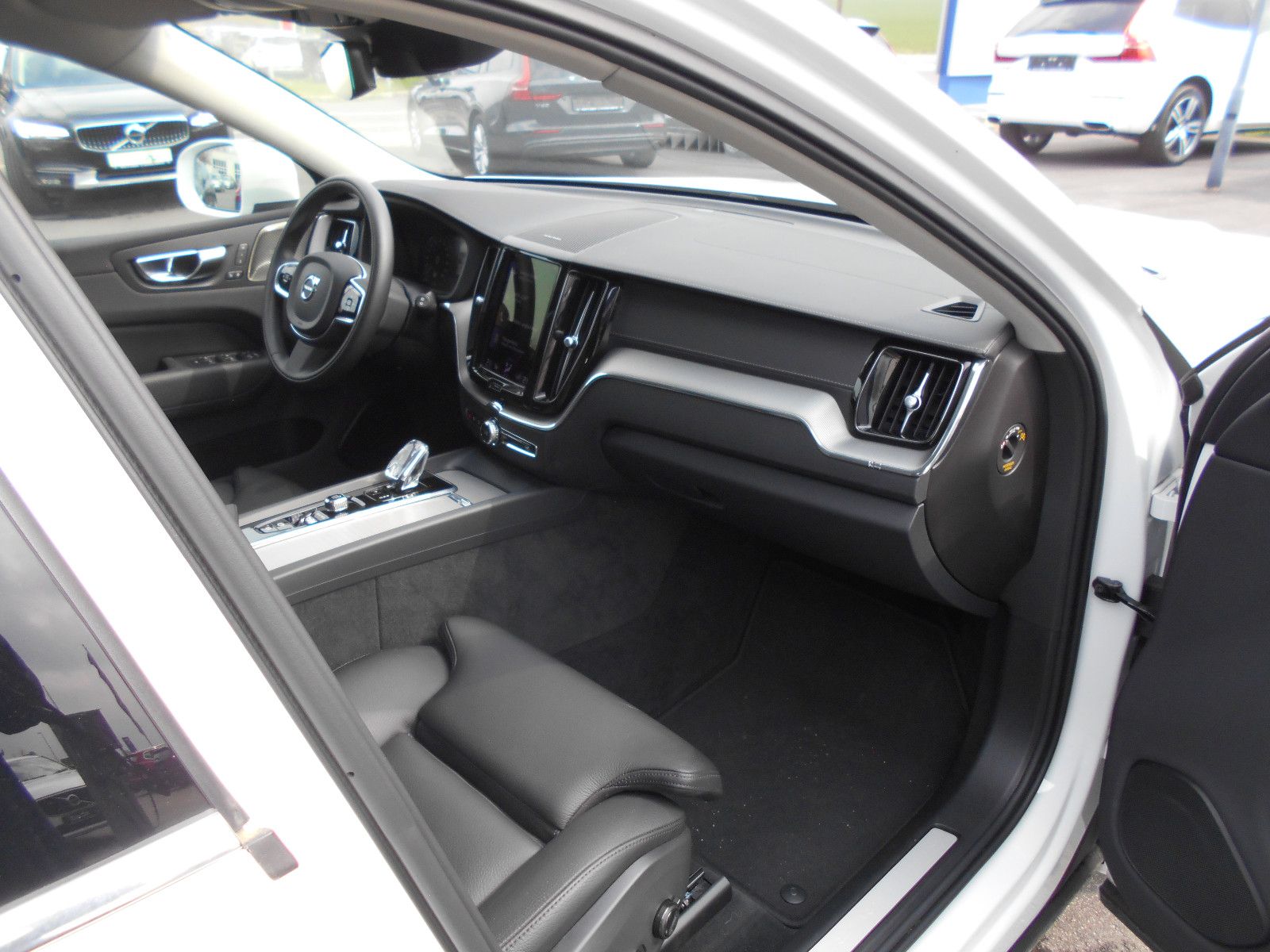 Volvo XC60 Inscription T6 Recharge Plug-In Hybrid AWD - Samsaru's Car Outlet