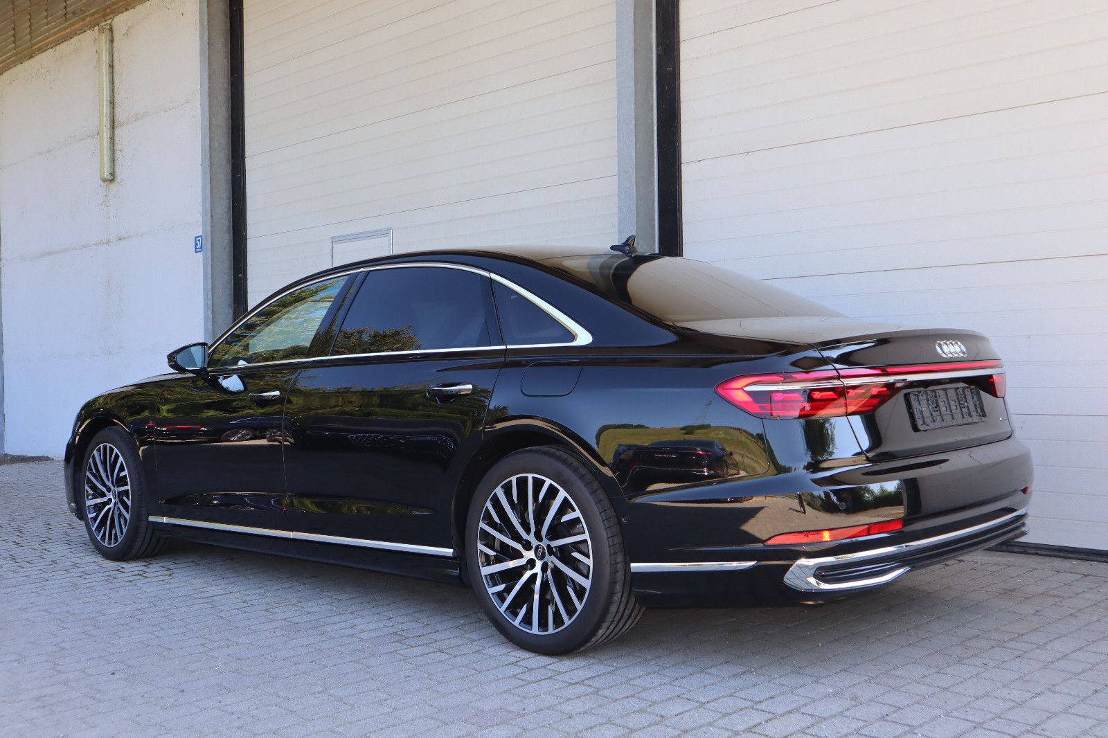 Audi A8L 60 TFSIe lang - Samsaru's Car Outlet