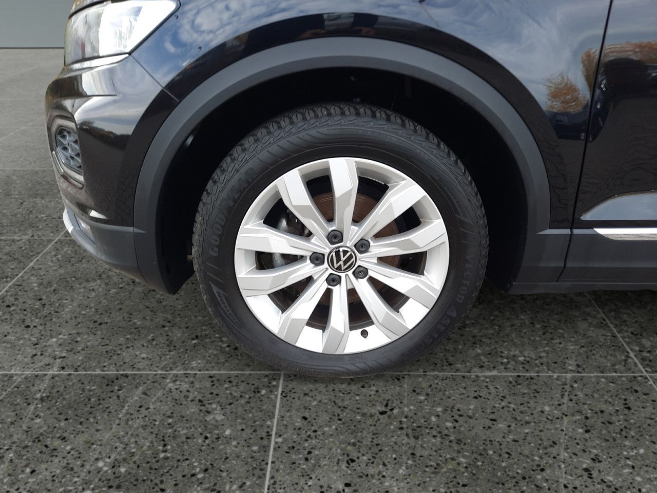 Volkswagen T-Roc 1.5 TSI Sport - Samsaru's Car Outlet