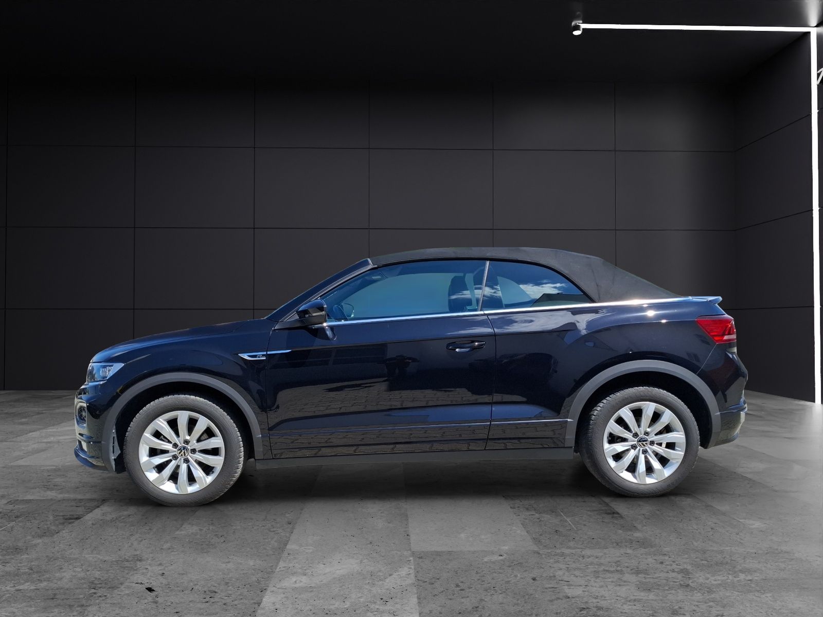 Volkswagen T-Roc TSI R-line DSG - Samsaru's Car Outlet
