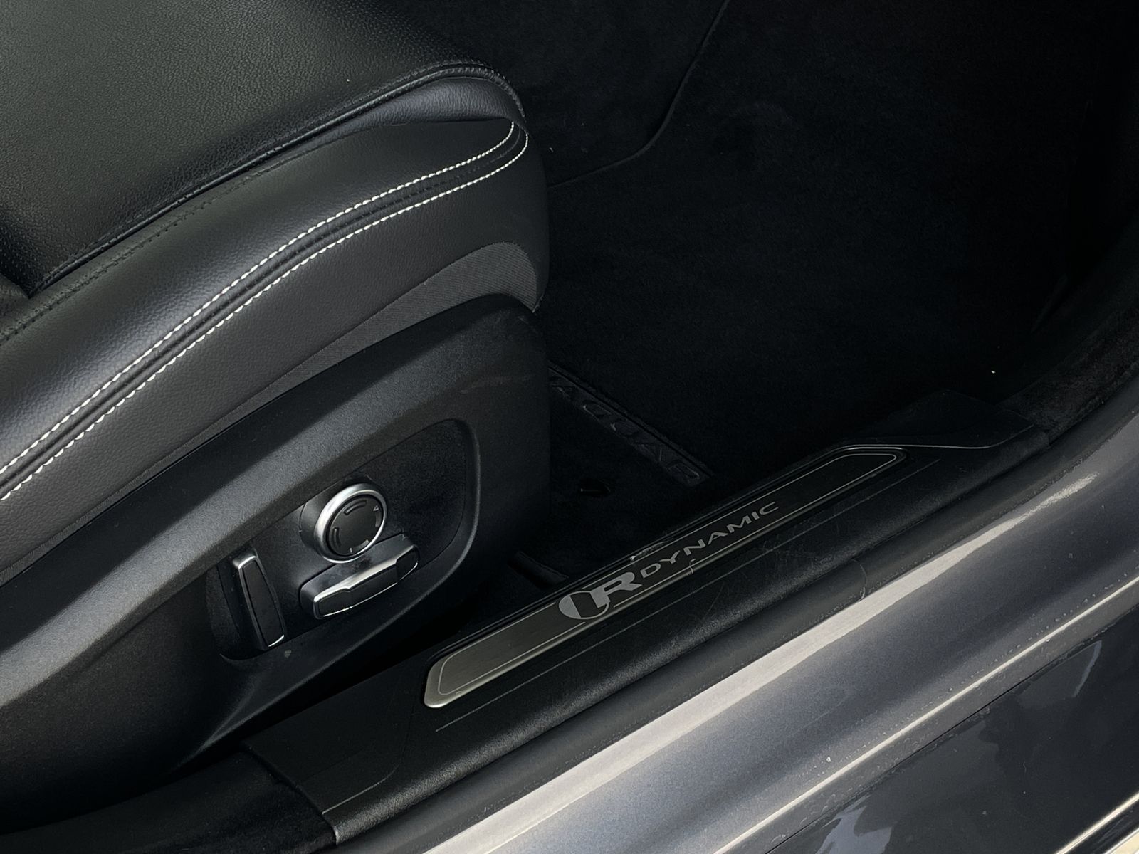 Jaguar XE P300*R-Dynamic*Black AWD*360° KAMERA*PANO*LED
