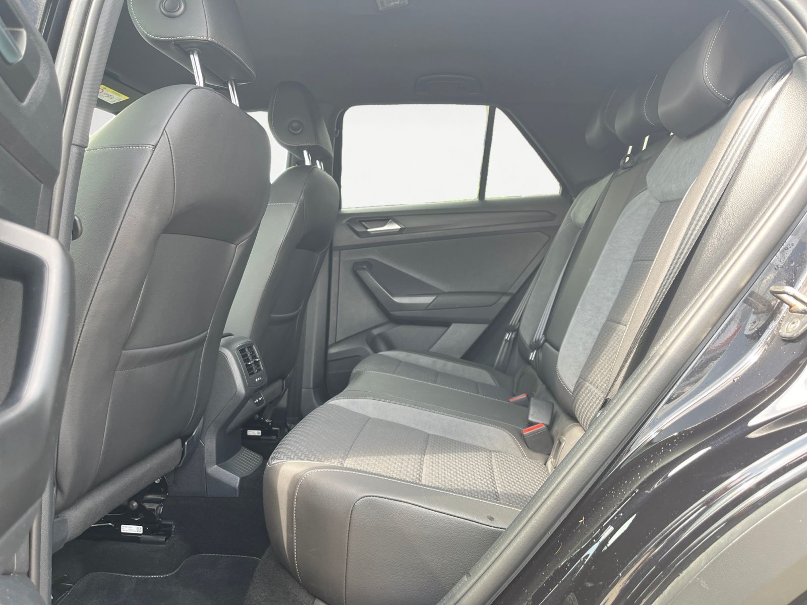 Volkswagen T-Roc 1.5 TSI ACT Sport - Samsaru's Car Outlet