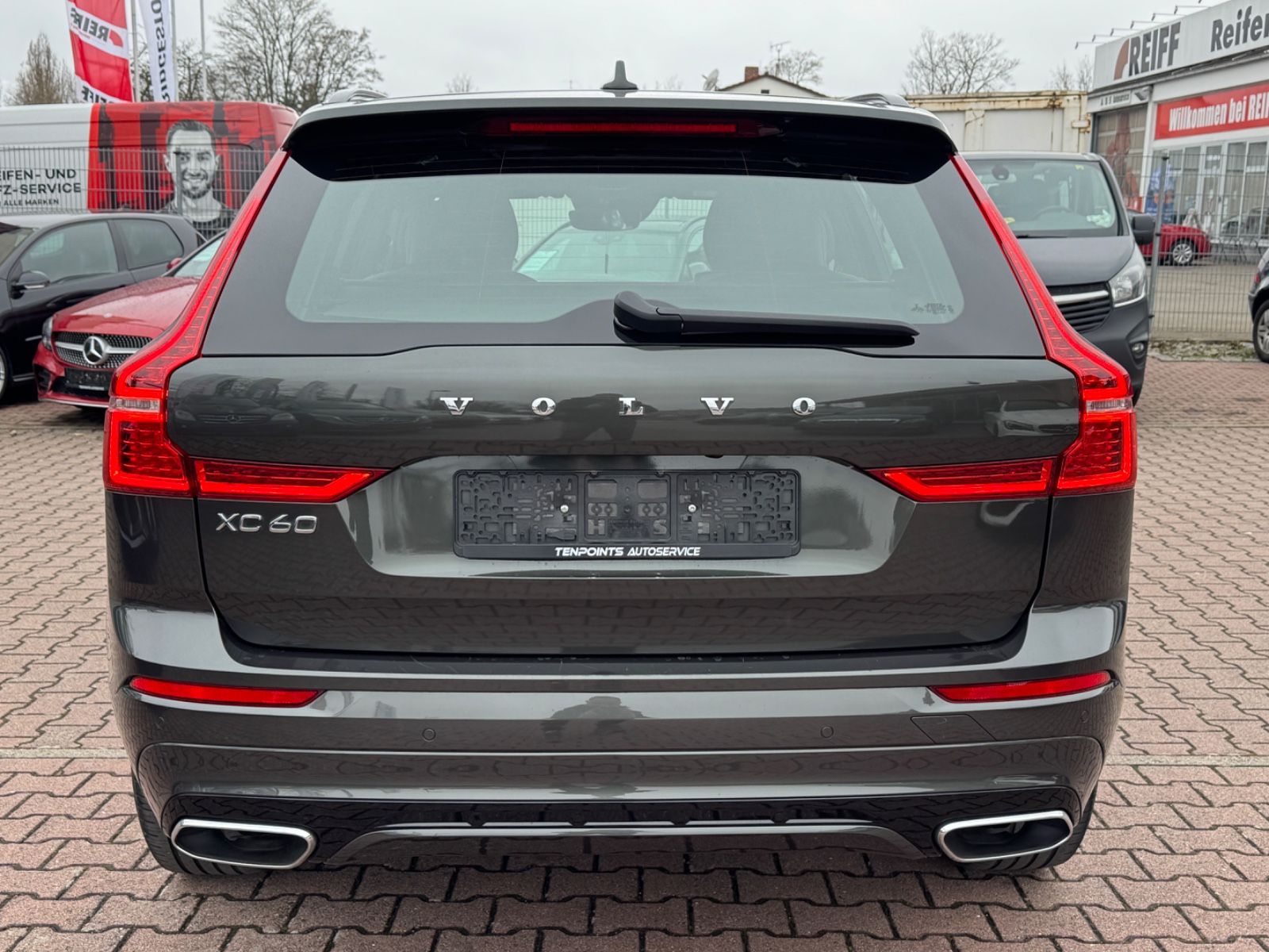 Volvo XC60 R Design AWD - Samsaru's Car Outlet