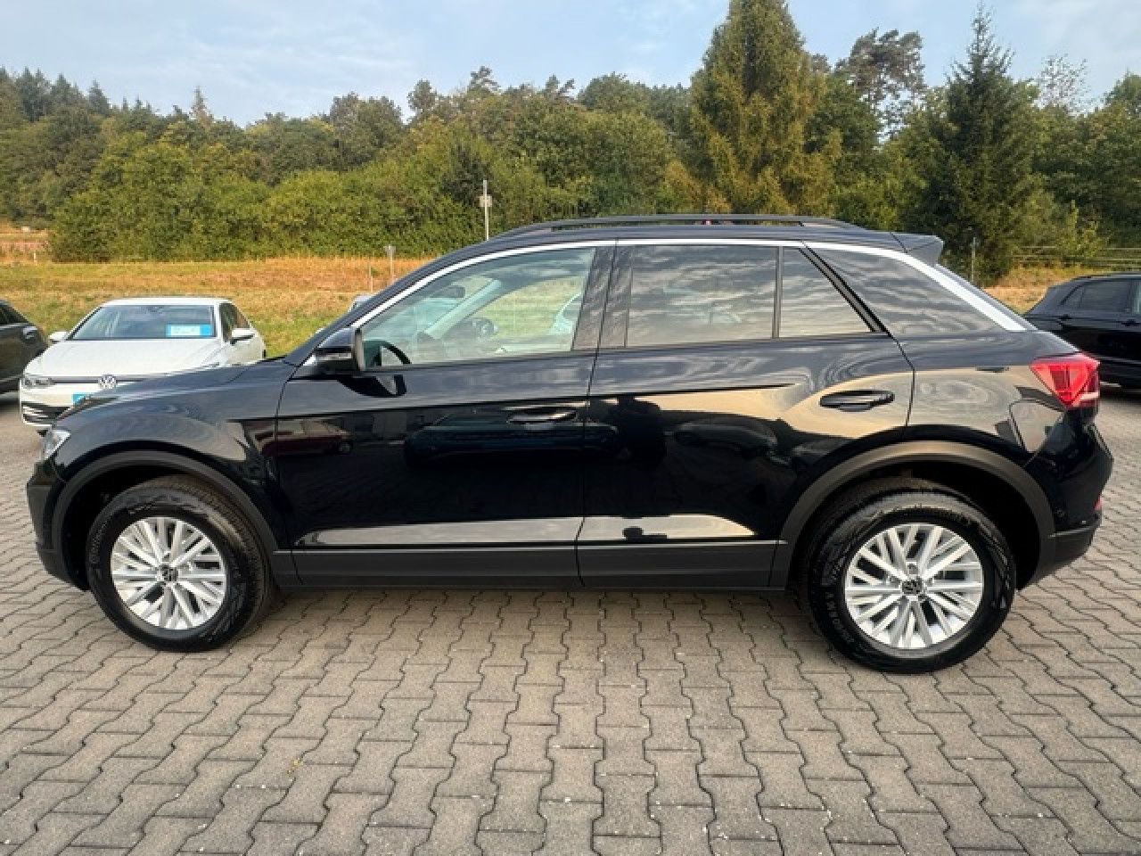 Volkswagen T-Roc Life 1.5 TSI DSG - Samsaru's Car Outlet