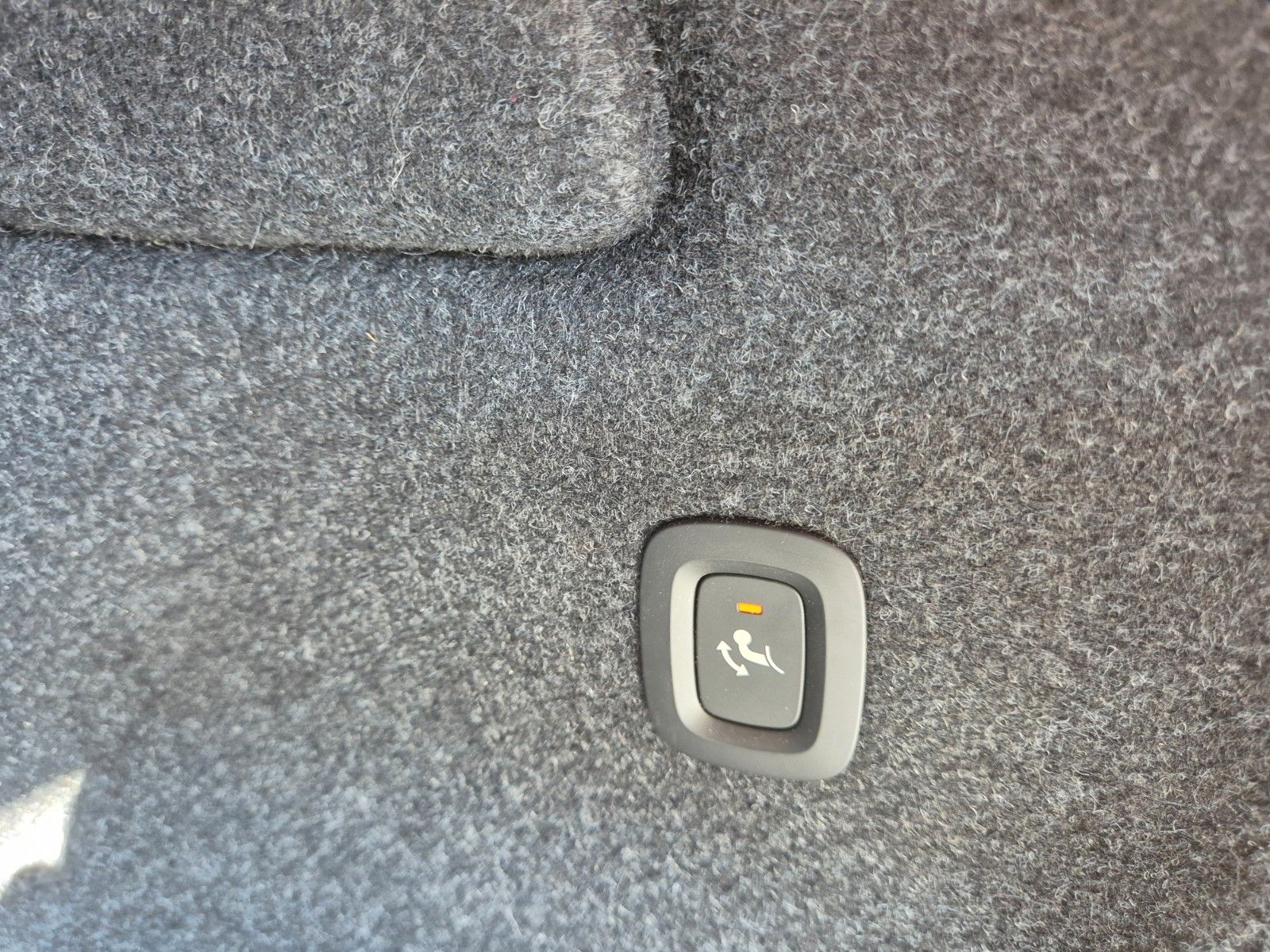 Volvo XC40 Plus Dark 2WD B3 - Samsaru's Car Outlet