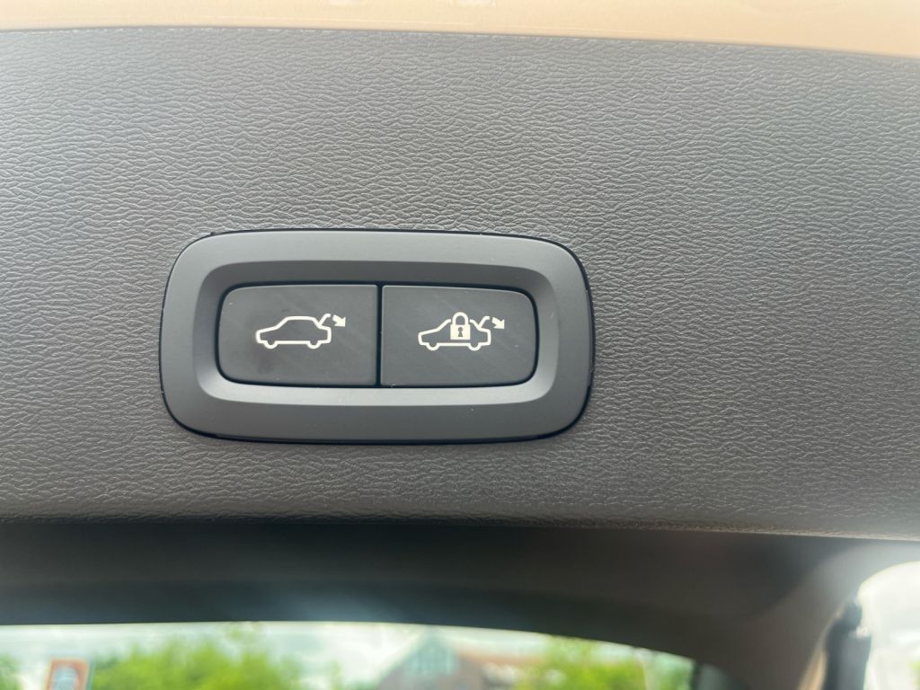 Volvo XC40 B4 UltraDark - Samsaru's Car Outlet