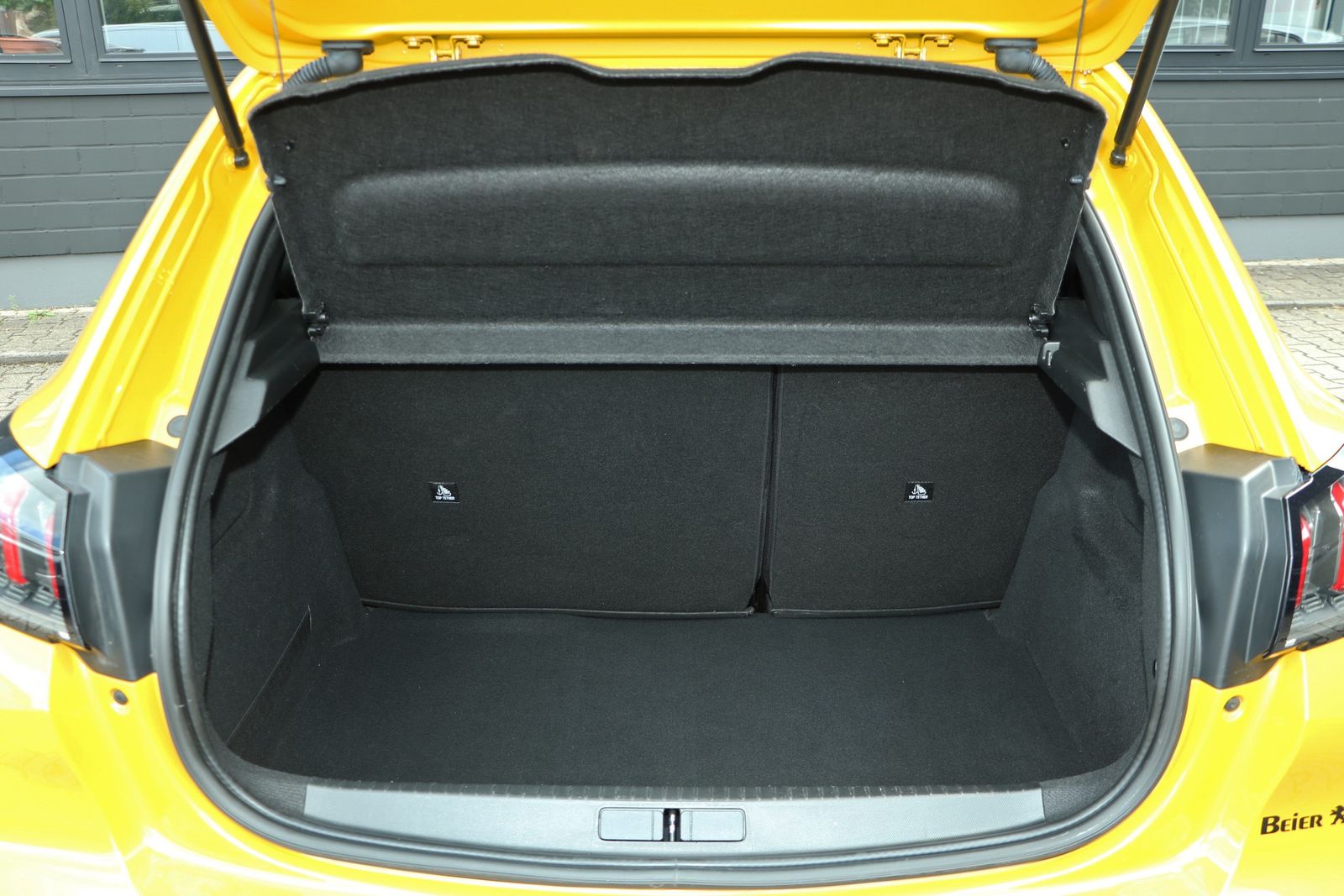 Peugeot E-208 e-Allure - Samsaru's Car Outlet