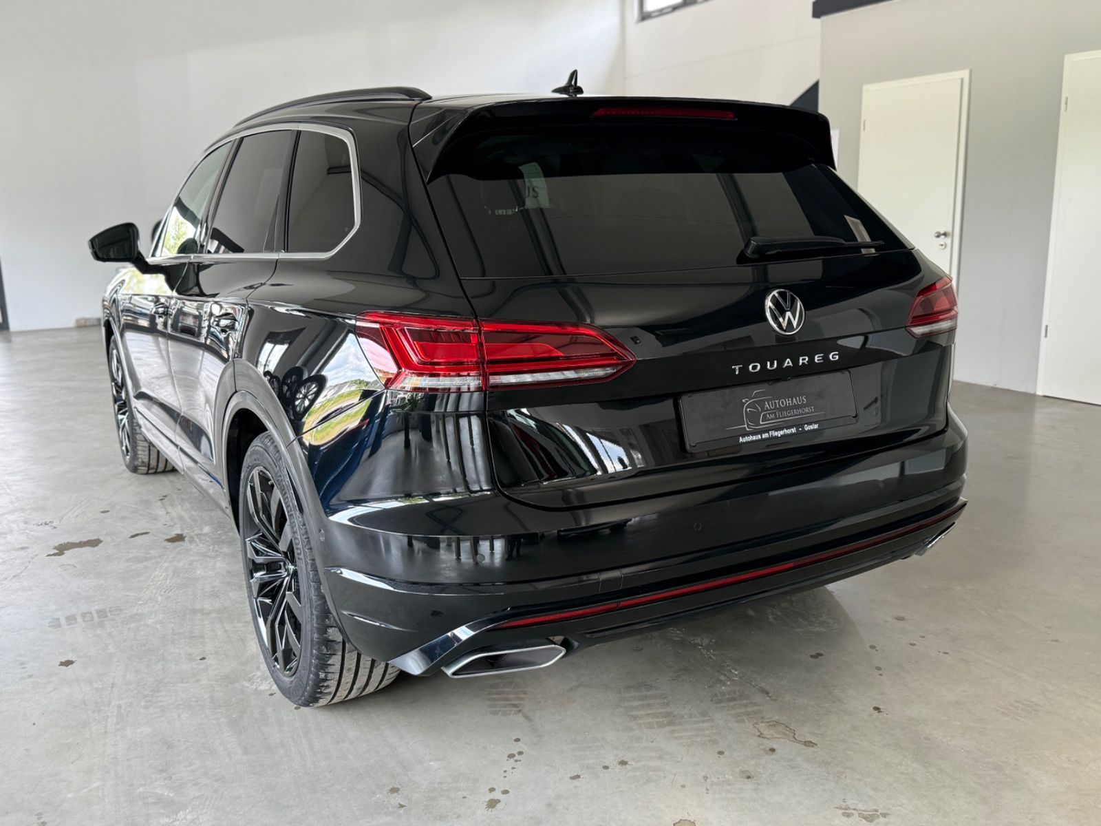 Volkswagen Touareg R-Line 4Motion - Samsaru's Car Outlet
